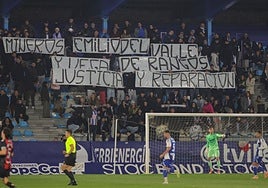 Inicio del partido en el Toralín con la reclamación del fondo norte.