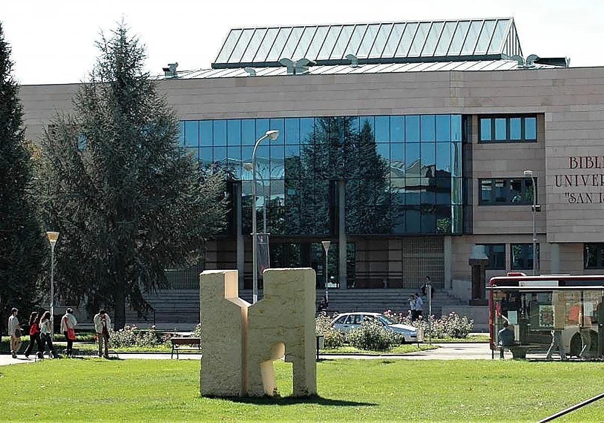 Imagen de la entrada de la Universidad de León.