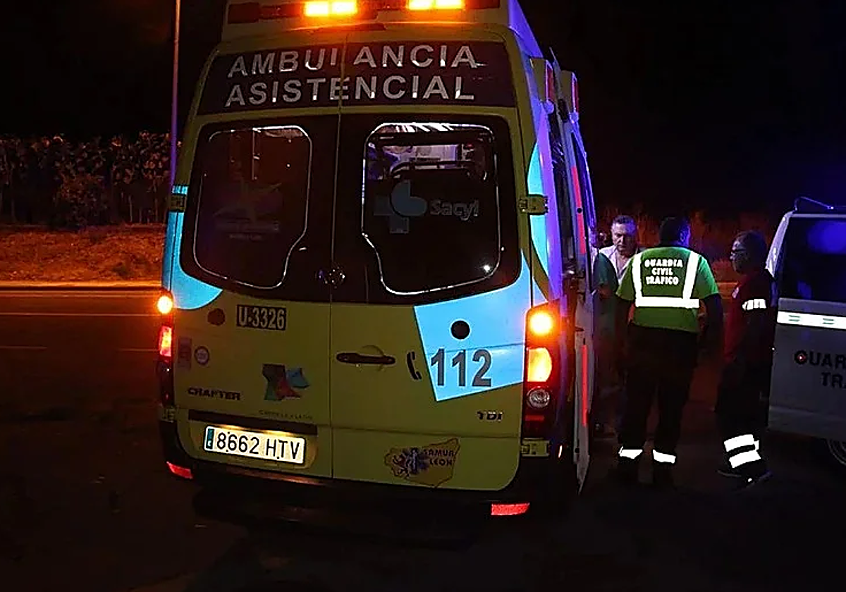 Una ambulancia, en un suceso nocturno.