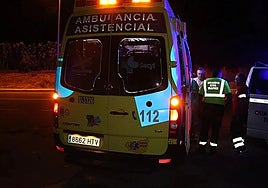 Una ambulancia, en un suceso nocturno.