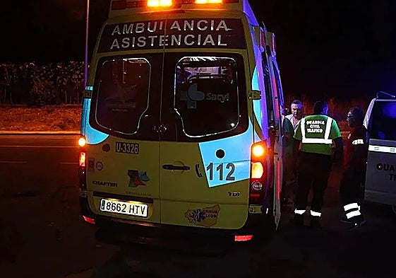 Una ambulancia, en un suceso nocturno.