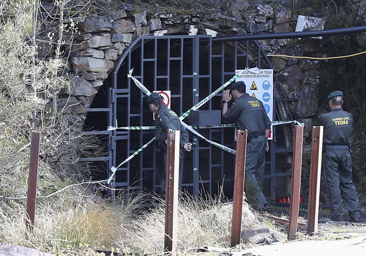 Imagen de la primera inspección del interior de la mina tras el accidente.