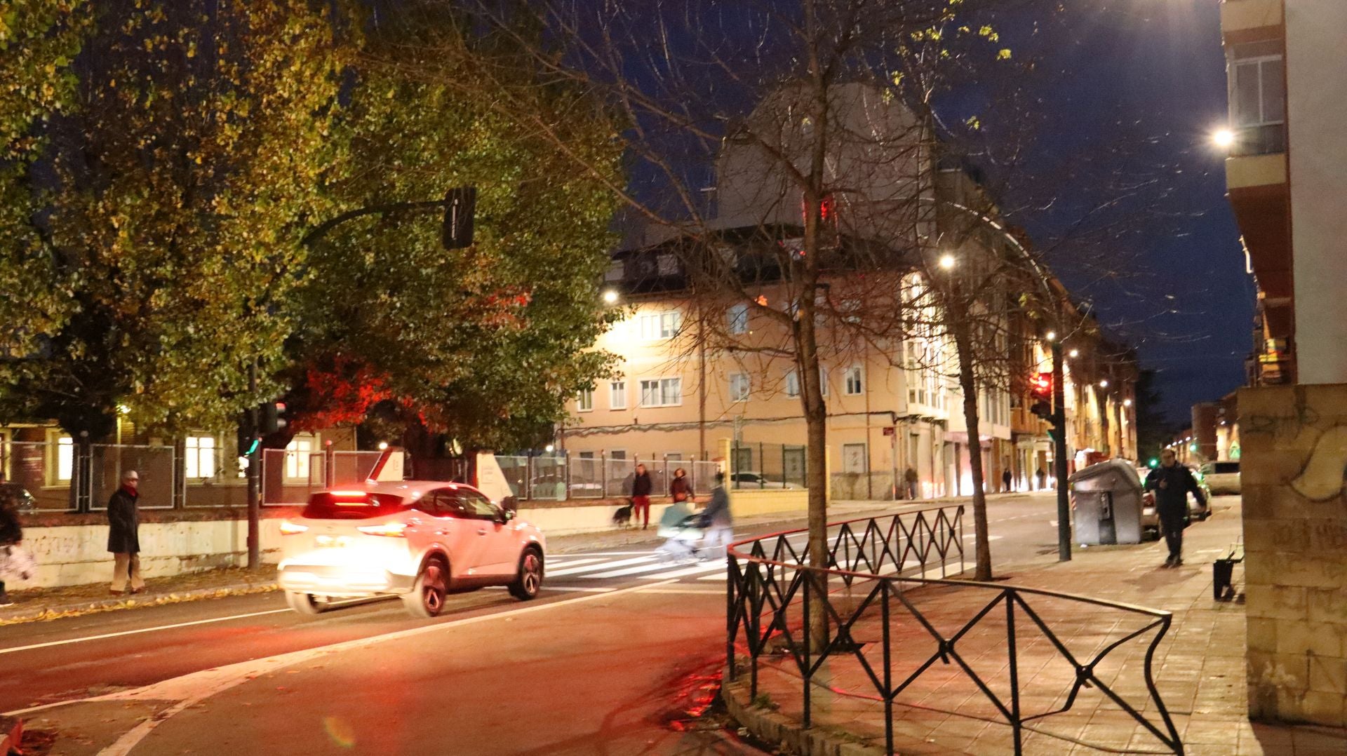 El comienzo de la calle la Serna en León con un semáforo poco visible para los que se incorporan desde la calle Miguel Zaera.