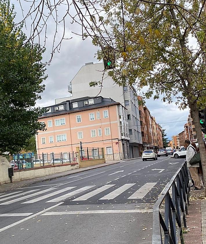 Imagen secundaria 2 - El semáforo visto en agosto de 2017; y actualmente, desde un coche y desde la esquina de la Serna con Miguel Zaera.