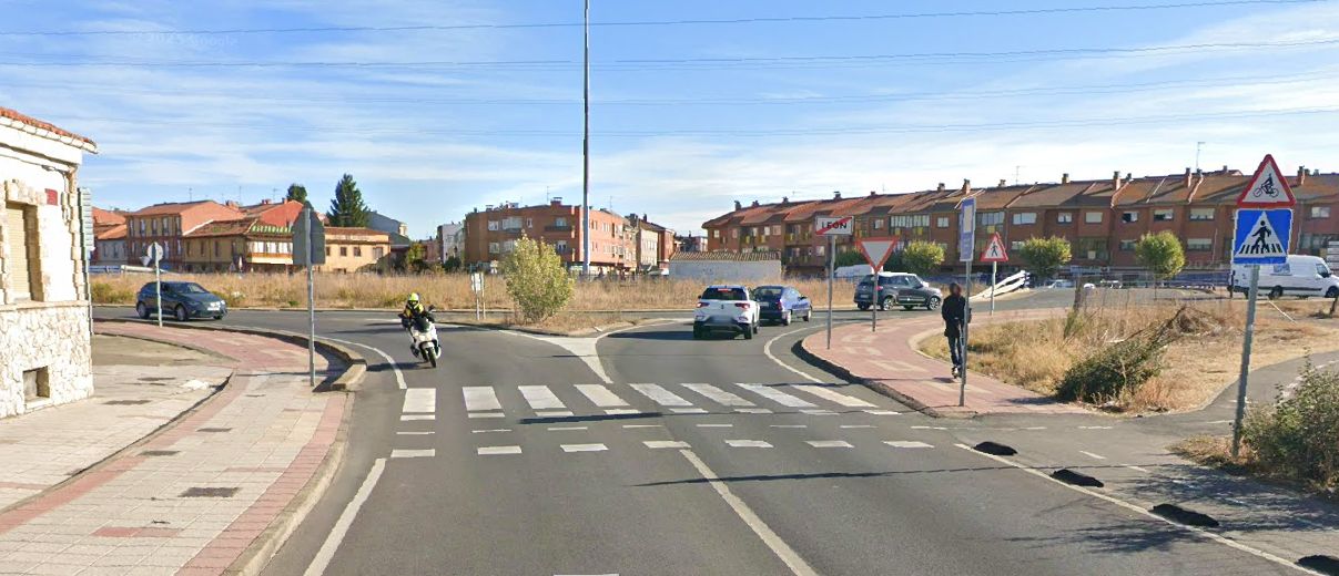Imagen secundaria 2 - Cruce con Conde Barcelona; rotonda con avenida Principe de Asturias; y el final de la calle la Serna en la glorieta con la LE-20.