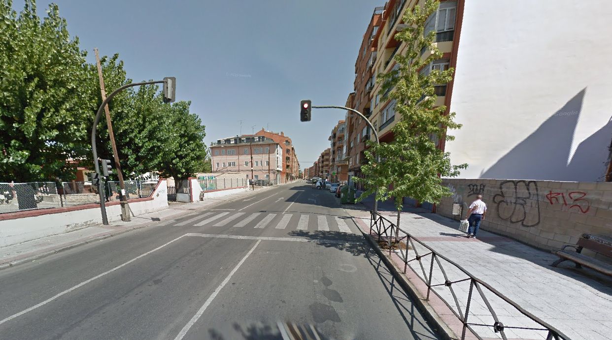 Imagen principal - El semáforo visto en agosto de 2017; y actualmente, desde un coche y desde la esquina de la Serna con Miguel Zaera.