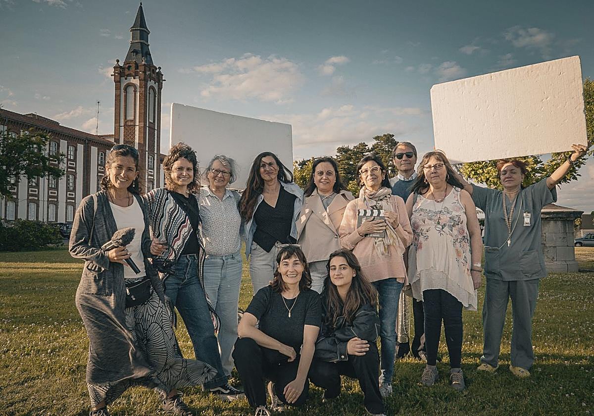 Participantes en el corto con el Caule de fondo.
