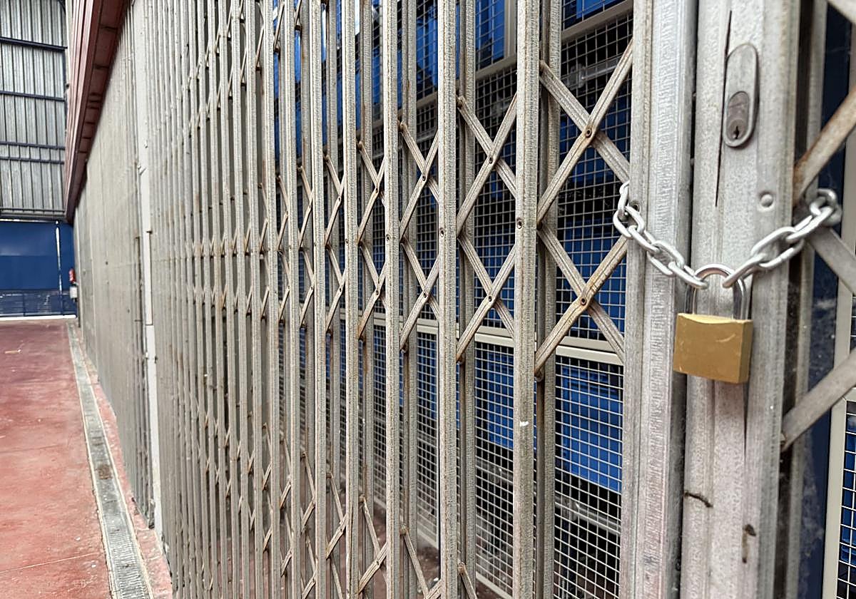 Almacén de Mercaleón cerrado con los elementos del Market León.