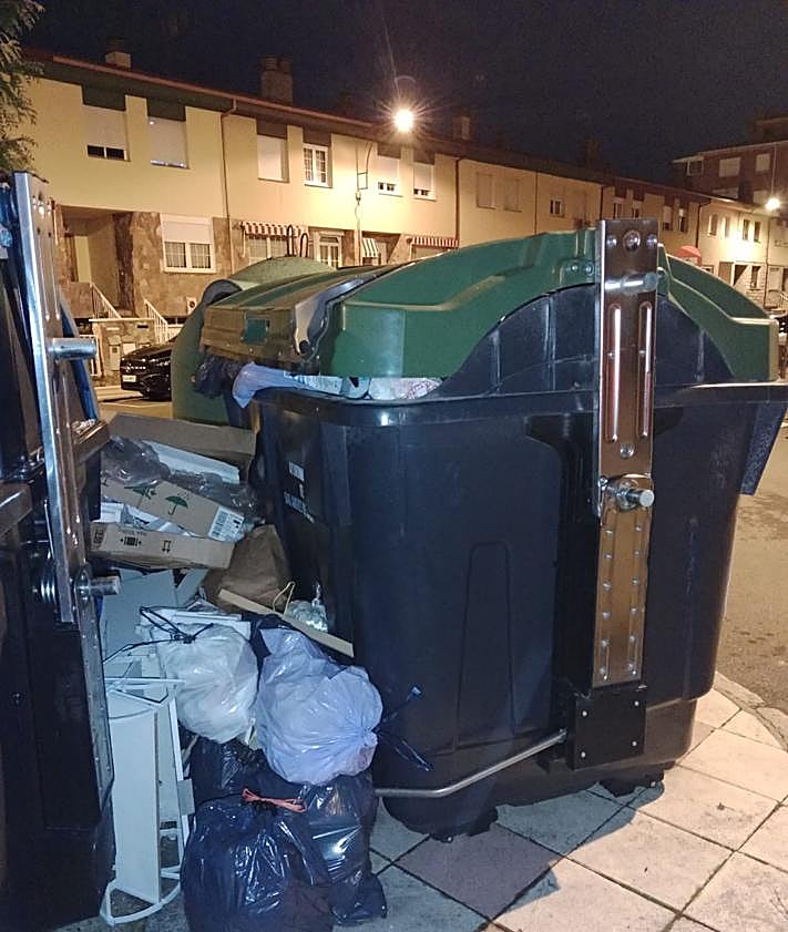 Imagen secundaria 2 - Los contenedores de San Andrés vuelven a llenarse: «Nadie pasa desde el viernes»