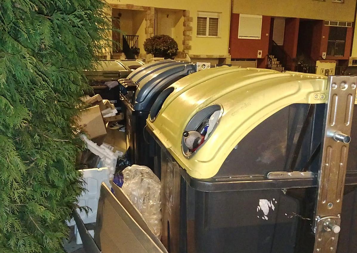 Imagen secundaria 1 - Los contenedores de San Andrés vuelven a llenarse: «Nadie pasa desde el viernes»