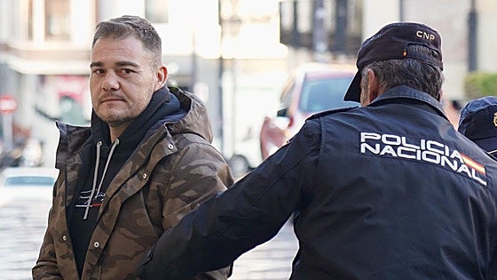 El acusado advirtió del crimen en un bar: «Es hora de quitarse a papá de en medio»