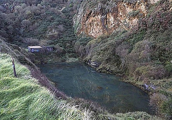 Las boyas señalan el lugar en el que se encuentran los dos vehículos, al fondo de la balsa.