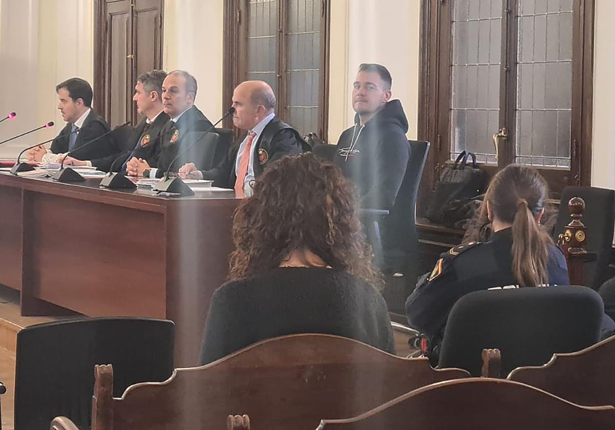 Un instante del juicio con el acusado en el banquillo.