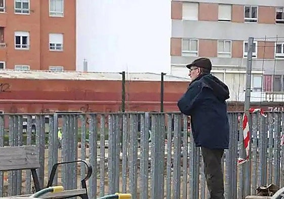 Un hombre viendo las obras de Feve en León.