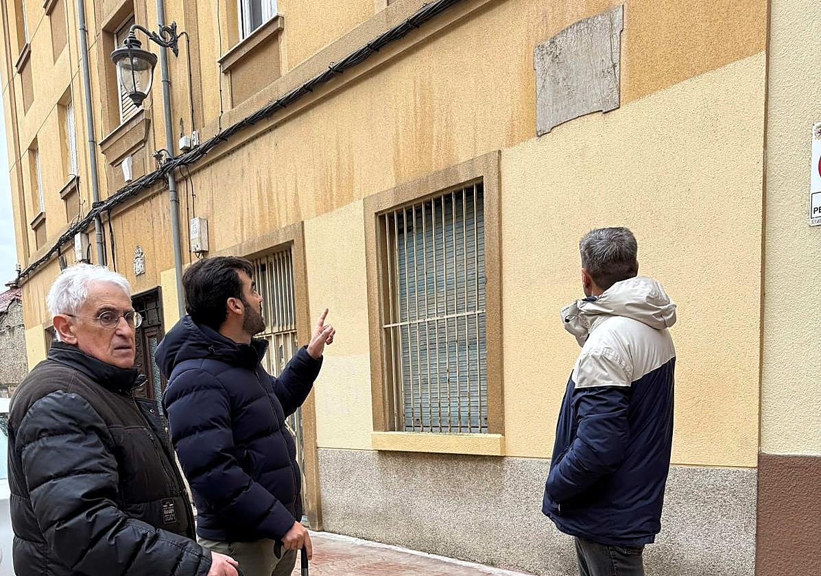 Los concejales del PP visitan la placa.