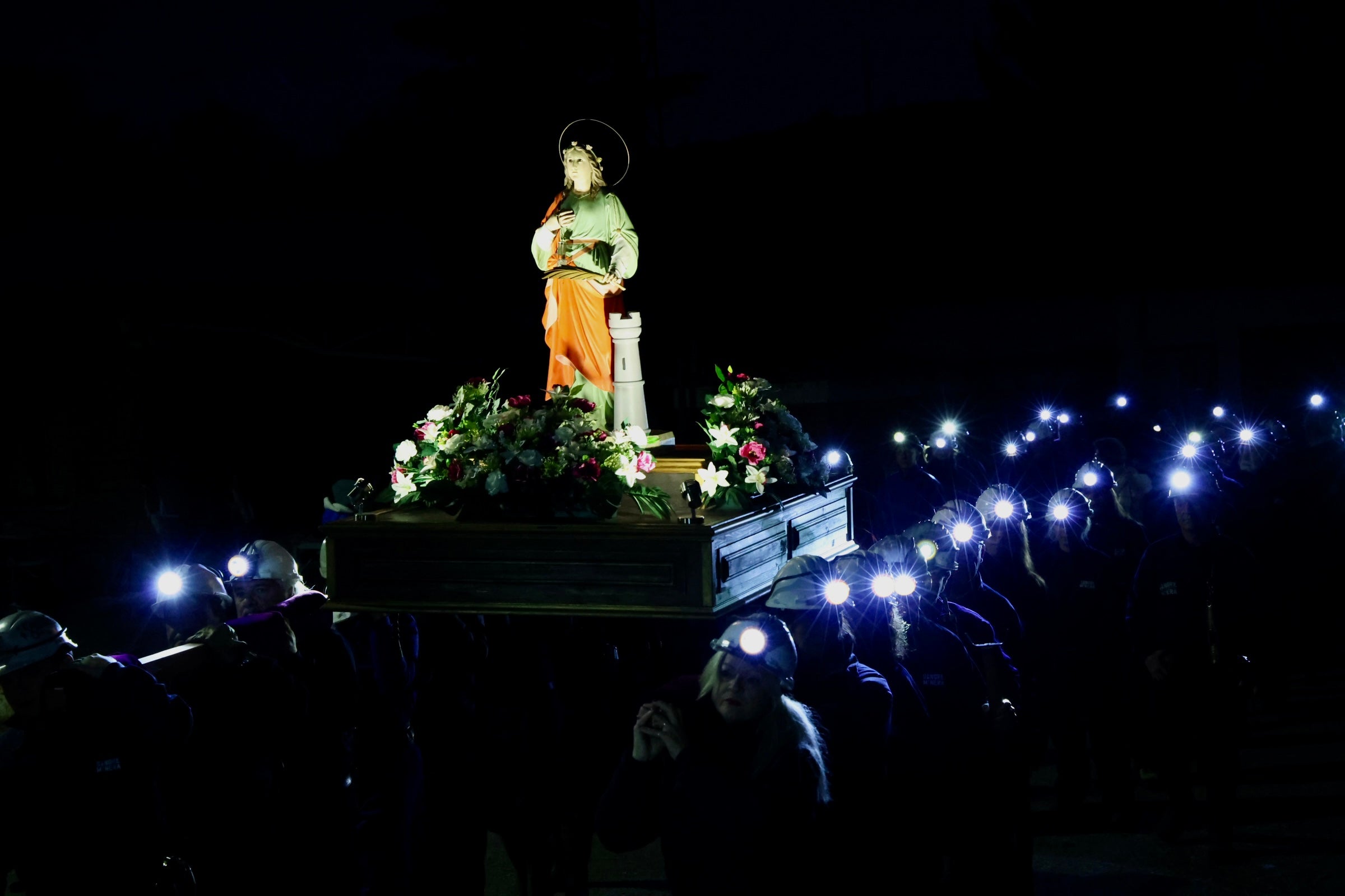 Las imágenes de la primera procesión nocturna en honor a santa Bárbara en La Robla