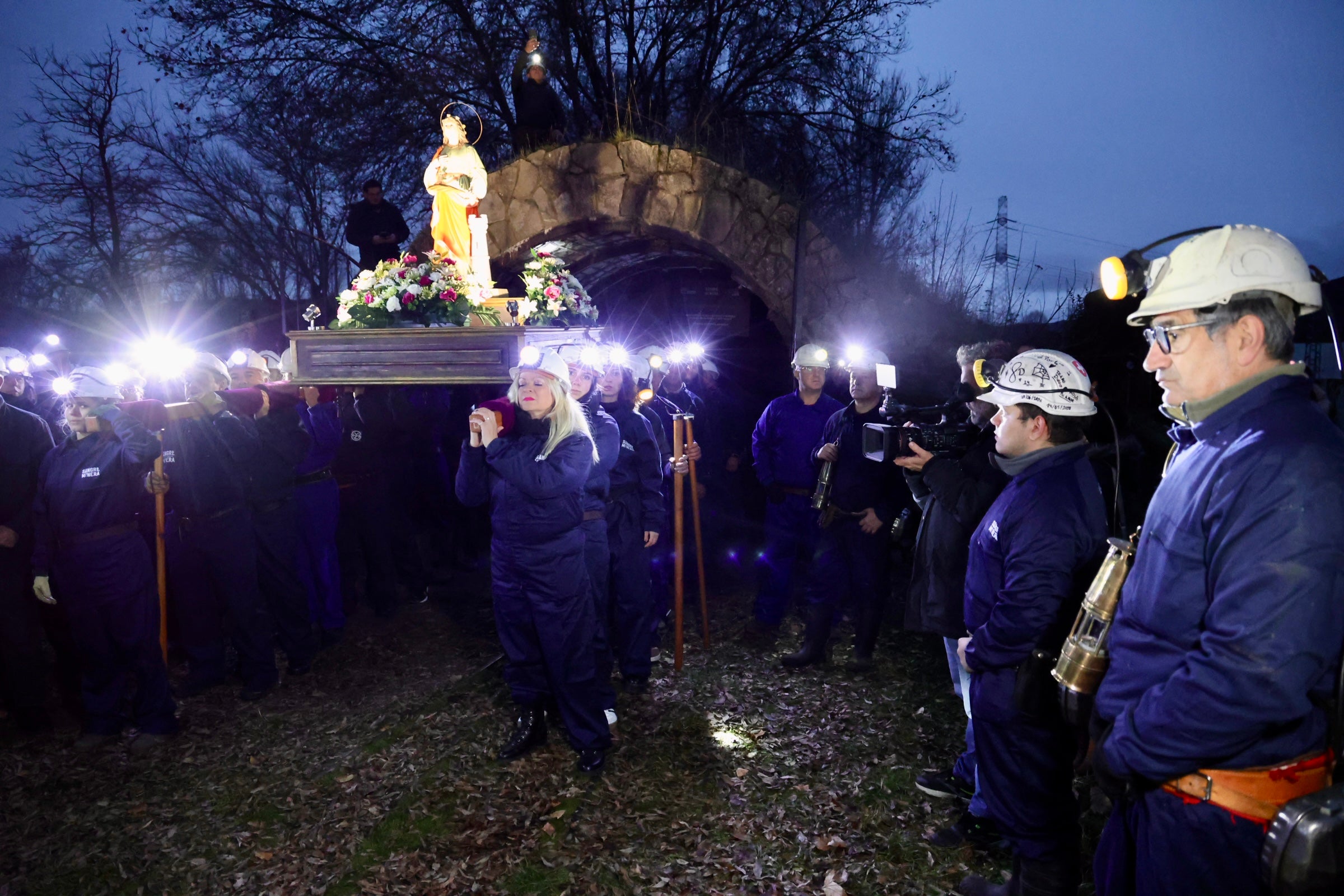 Las imágenes de la primera procesión nocturna en honor a santa Bárbara en La Robla