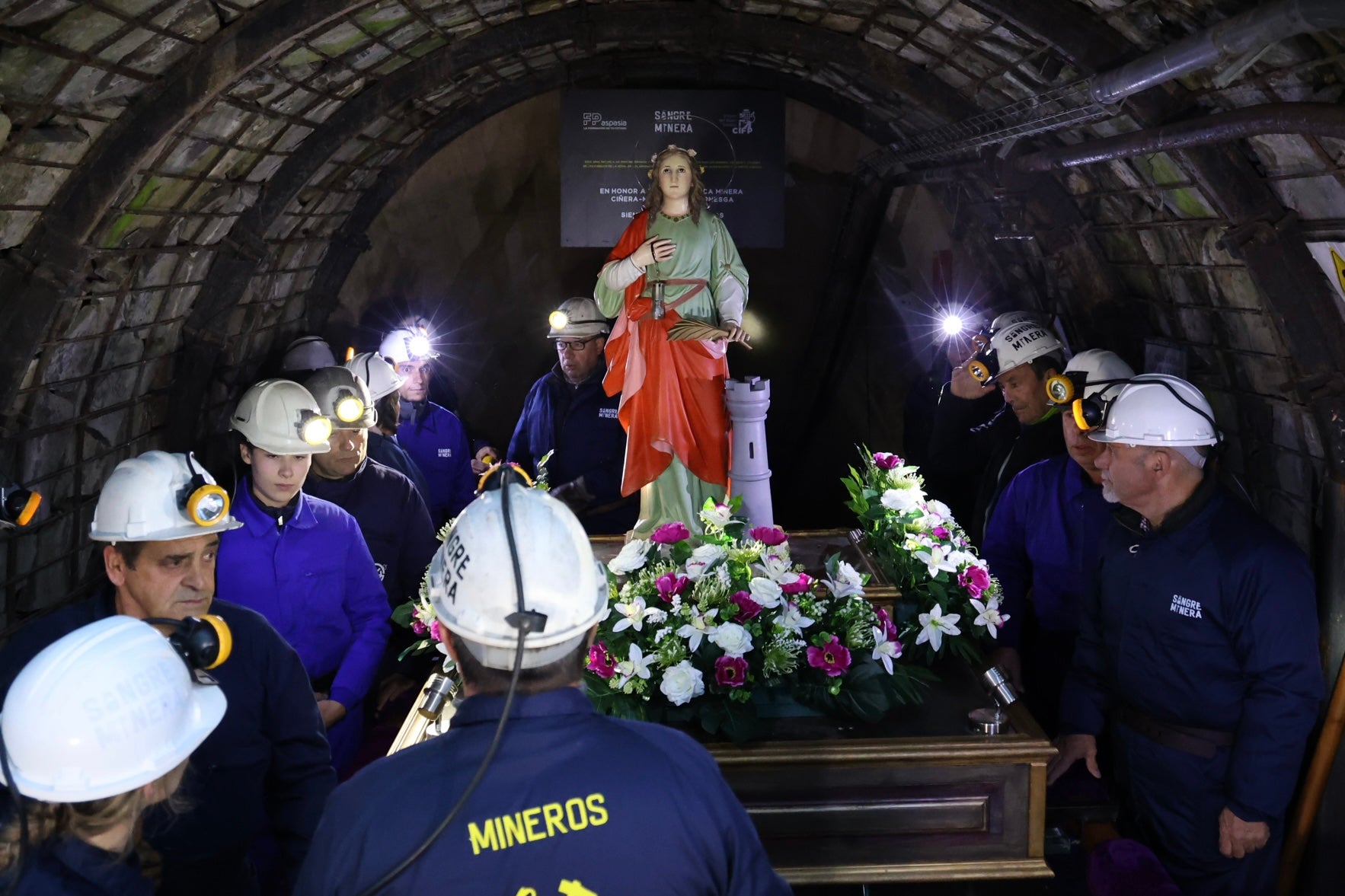 Las imágenes de la primera procesión nocturna en honor a santa Bárbara en La Robla