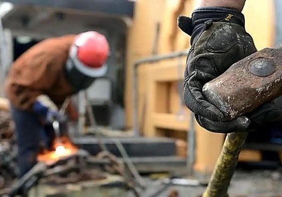 Imagen de archivo de trabajadores de obra.