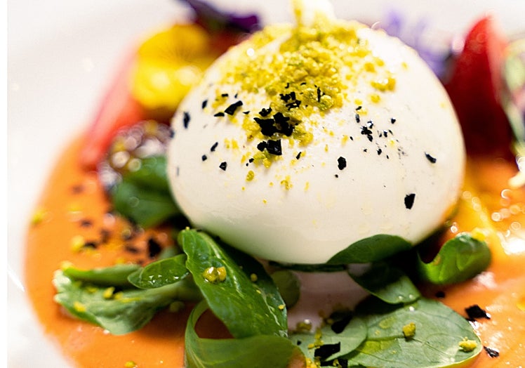Ensalada cremosa de burrata, uno de los platos estrellas del Restaurante Lumière