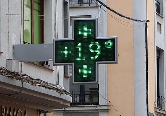 El termómetro de una farmacia en el centro de León marca 19 grados.