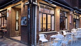 Imagen de Milian Guedez en su establecimiento, Marino II, en Villaobispo de las Regueras.