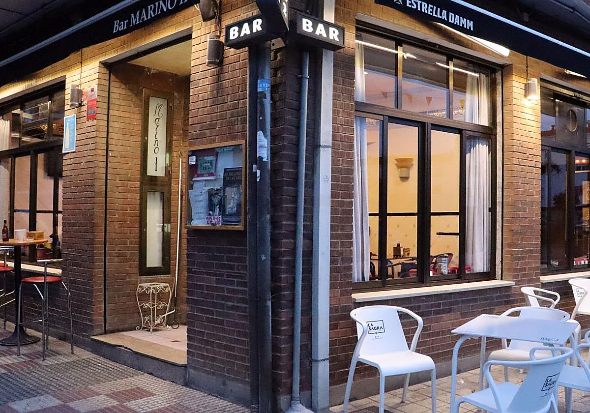 Imagen de Milian Guedez en su establecimiento, Marino II, en Villaobispo de las Regueras.