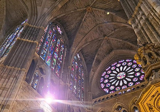 Rosetón y vidrieras de la Catedral de León vistas desde su interior.
