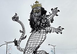 El león rampante preside la nueva rotonda frente al puente de los Leones.