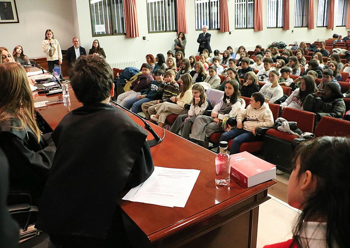 Imagen secundaria 1 - Escolares de León recrean un juicio por acoso escolar basado en un caso real