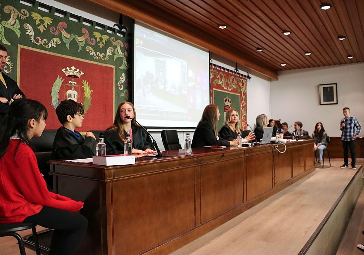 Imagen principal - Escolares de León recrean un juicio por acoso escolar basado en un caso real