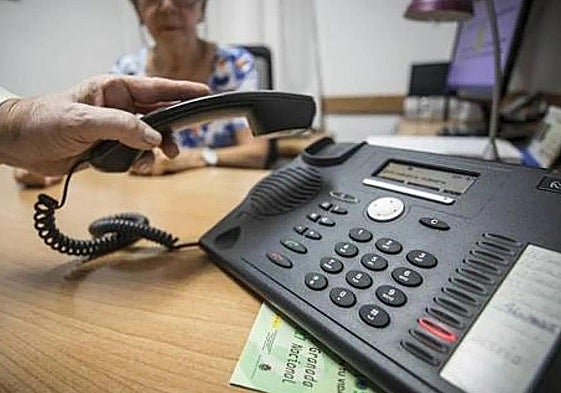 El Teléfono de la Esperanza cuenta con 60 voluntarios en León.
