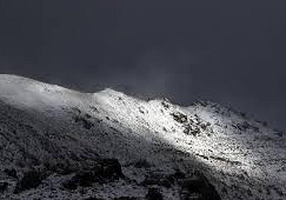 Imagen de archivo de la nieve en la montaña.