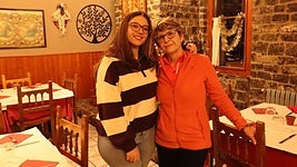 Imagen de Ana Isabel Martín con su hija Laura en el Mesón El Zaguán de Colín.