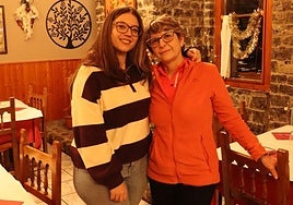 Imagen de Ana Isabel Martín con su hija Laura en el Mesón El Zaguán de Colín.