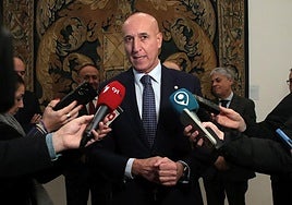 José Antonio Diez atiende a los medios.