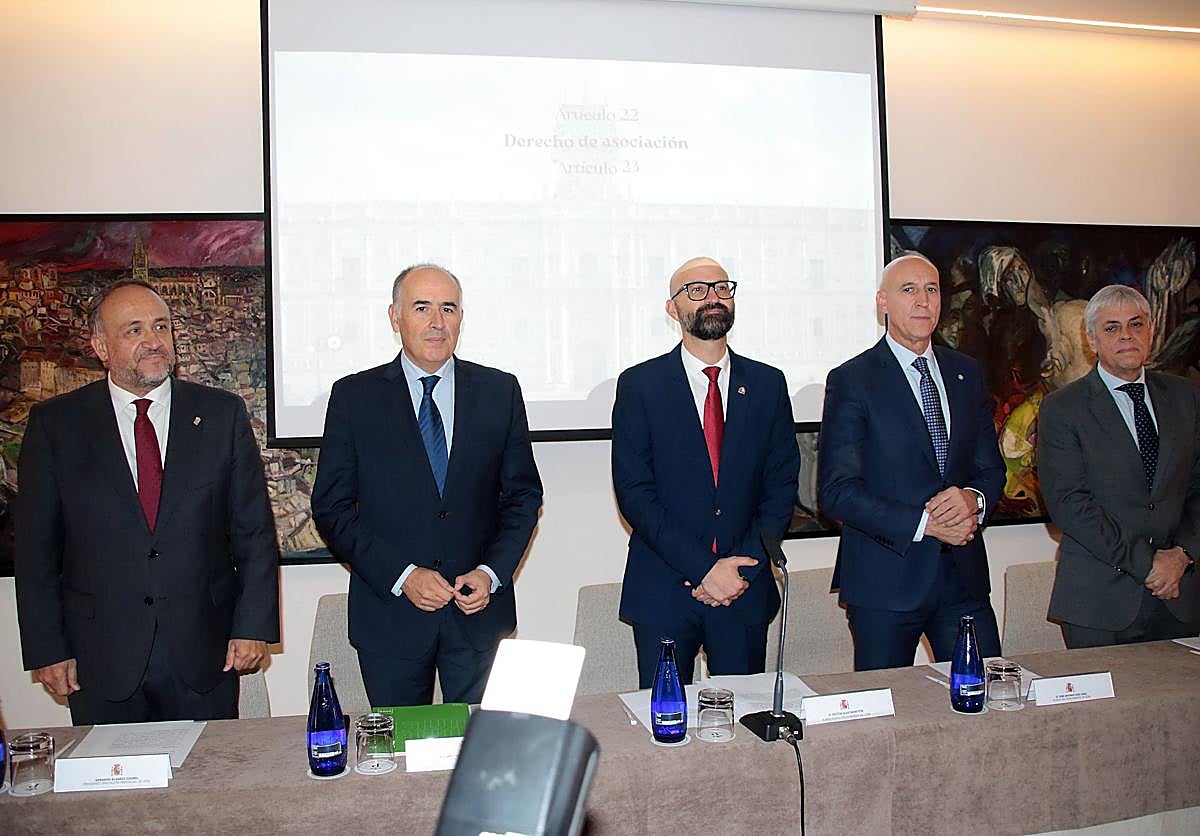 Imagen principal - Acto institucional del Día de la Constitución en León. 