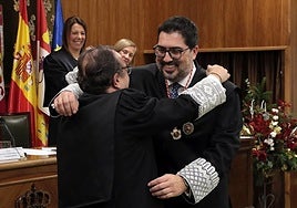 David Manuel Díez Revilla recibe el abrazo de su predecesor Fernando Rodríguez Santocildes.