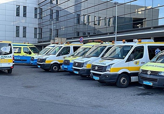 Ambulancias en el Hospital de León.