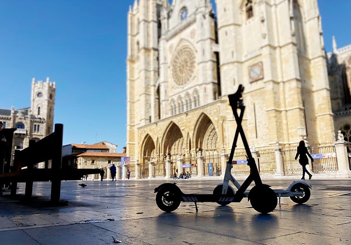 Dos VMP en la plaza de Regla, frente a la Catedral de León.