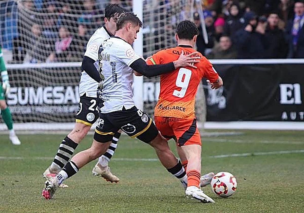 Yeray tratando de superar al jugador local Rabadán en el partido que enfrentó a ambos equipos el 2 de febrero de 2025.