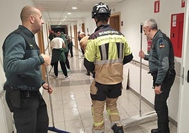 Intervención de la Guardia Civil y los Bomberos de la Diputación de León en la residencia de ancianos de Castrillo de San Pelayo.