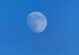 La luna casi llena vista desde León en los pocos momentos sin nubes de días pasados.