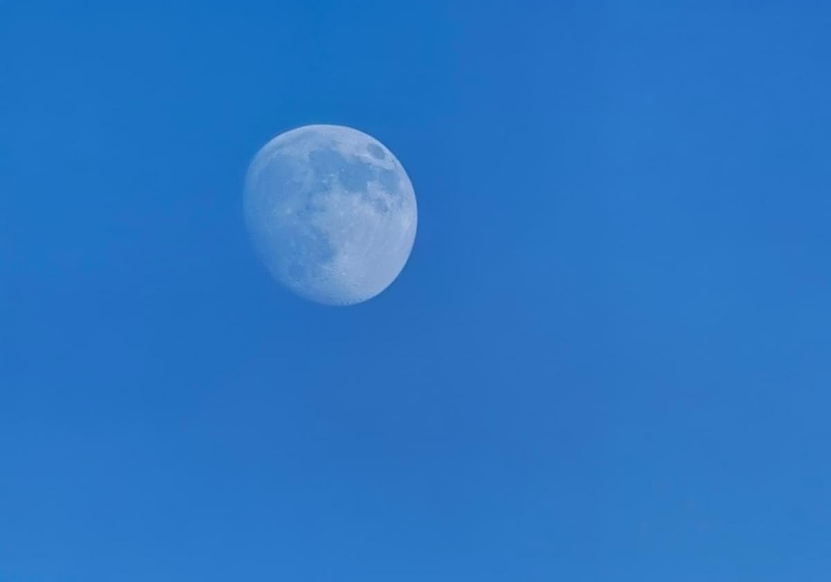 La luna casi llena vista desde León en los pocos momentos sin nubes de días pasados.