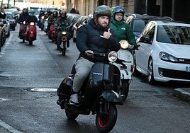 Varios conductores con sus 'scooter' por el centro de León.