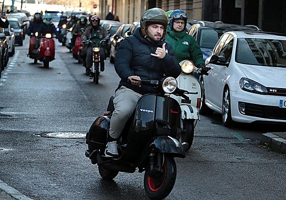 Varios conductores con sus 'scooter' por el centro de León.