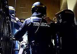 Agentes de la Policía Nacional en León en un registro de la 'Operación Tools'.
