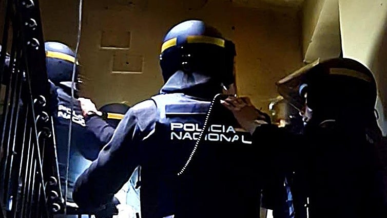 Agentes de la Policía Nacional en León en un registro de la 'Operación Tools'.