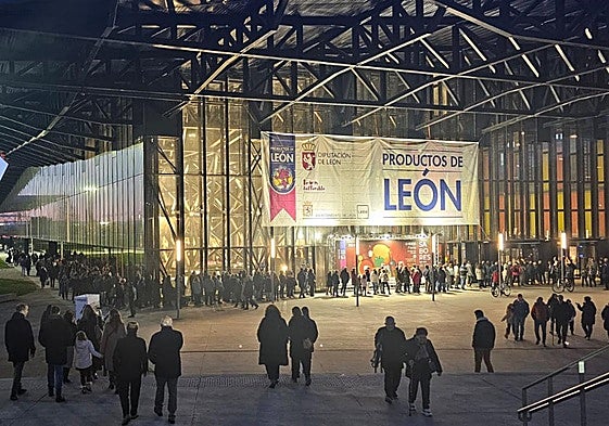 Fila con centenares de personas esperando para entrar al Palacio de Exposiciones, que acoge la XXXI Feria de Productos de León.