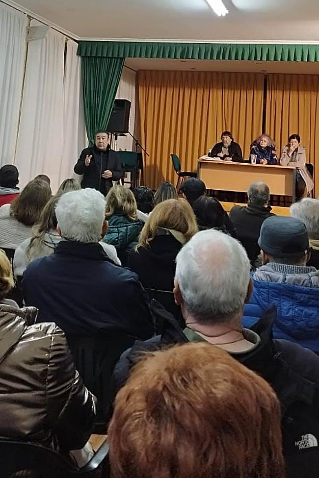 El alcalde de Cistierna, Luis Mariano Santos, se dirige a los asistentes a la reunión mantenida en Vidanes el 6 de diciembre de 2025.